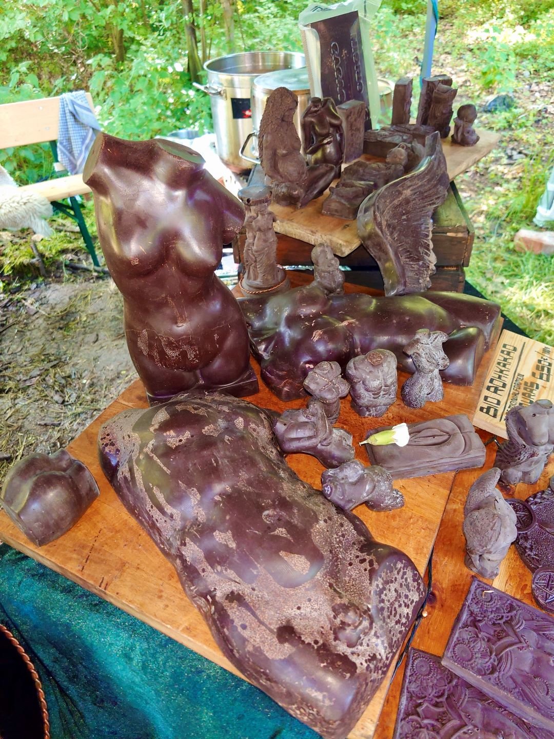 Kakao Figuren Austellung zum Healing Arts Gathering