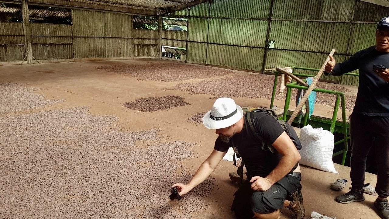 Inpizierung der Kakaotrockung bei den Arhuaco in Kolumbien.jpg